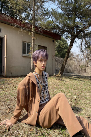 Charming Vibes: Park Jisung in Nature 🌿✨
