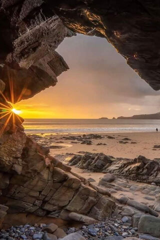 Sunset Serenity: The Golden Glow of Apus De Soare 🌅✨