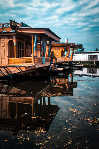 Serenity on Dal Lake: A Houseboat Haven 🌊🏡
