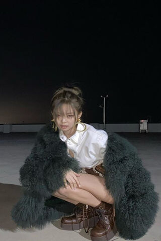 Nighttime Glam: Jennie's Chic Vibe 🌙✨