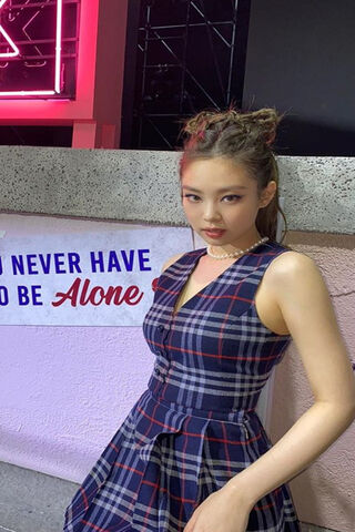 Chic and Confident: Jennie's Style Statement