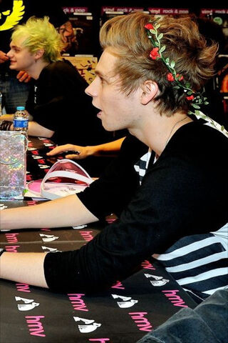 Luke Hemmings: The Charming Rockstar 🌟