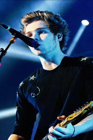 Rocking the Stage: Luke Hemmings in Action 🎸✨