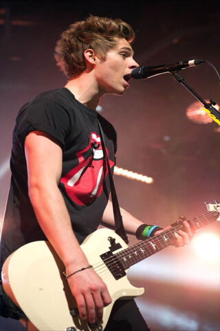 Rocking the Stage: Luke Hemmings in Action 🎸✨