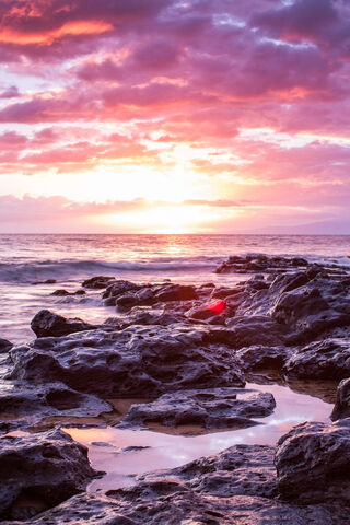 Serenity at Dusk: Maui's Magical Glow 🌅