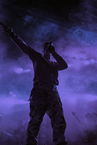 Electric Vibes: Machine Gun Kelly in Action ⚡🎤