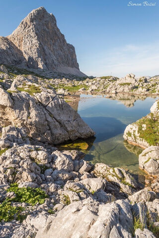 Tranquil Reflections at Mountain Lake 🌄💧