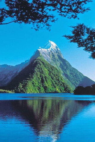 Majestic Milford Sound: Nature's Masterpiece 🌄💧