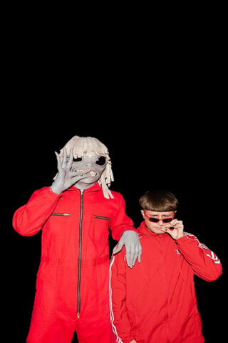 Oliver Tree: A Quirky Duo in Red 🎤✨
