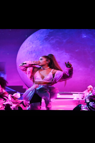 Ariana Grande: A Stellar Performance Under the Moon 🌙✨