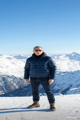 007 in the Snow: A Chilly Adventure! ❄️🕶️