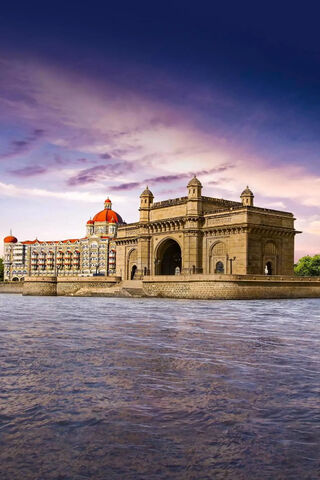 Gateway to Mumbai: A Majestic Welcome 🌅