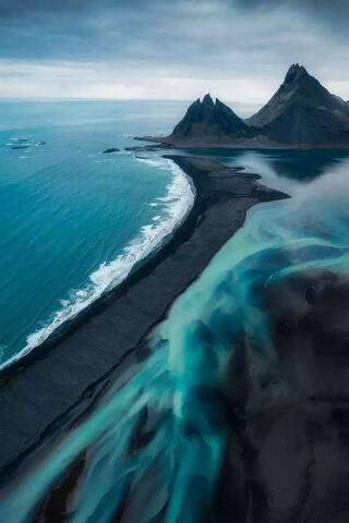 Majestic Peaks and Serene Shores 🌊🏔️