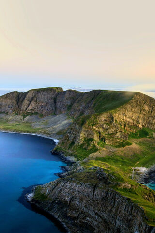 Tranquil Peaks at Dawn 🌄