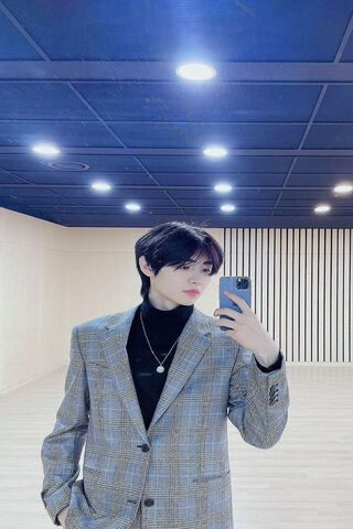 Sunghoon: The Stylish Star 🌟