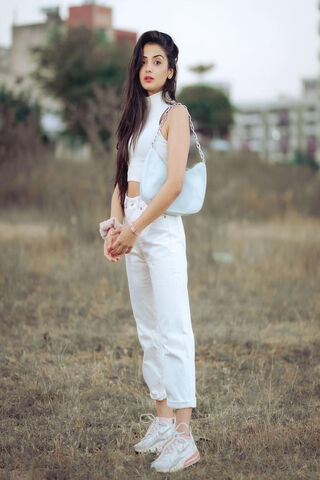 Aryanshii: A Fashionable Stroll in Nature 🌿✨