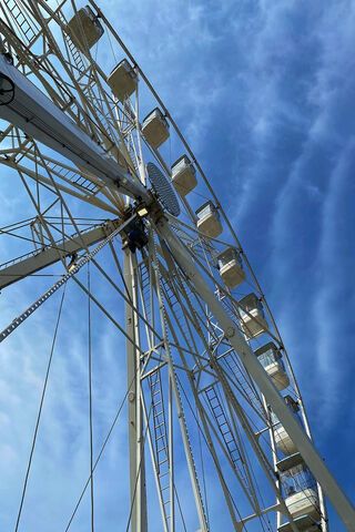 Skyward Adventures: The Ferris Wheel Experience 🎡☁️