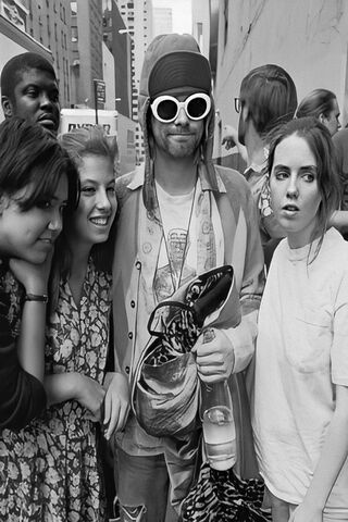 Kurt Cobain: A Moment with Fans 🎤✨