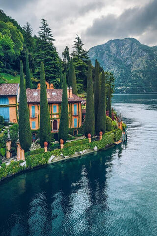 Serenity by the Shores of Lake Como 🌊🏞️