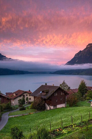 Sunset Serenity at Lake Thun 🌅🏞️