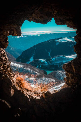 Nature's Window: A Glimpse into the Mountains