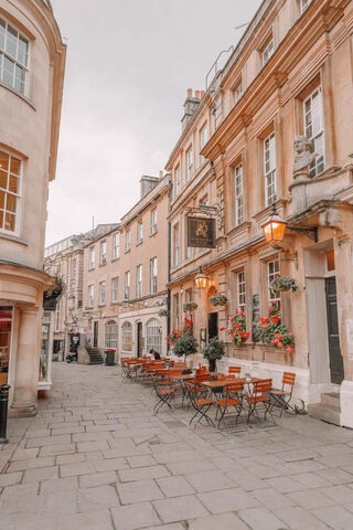 Charming Alleyways of Bath 🌸🏛️