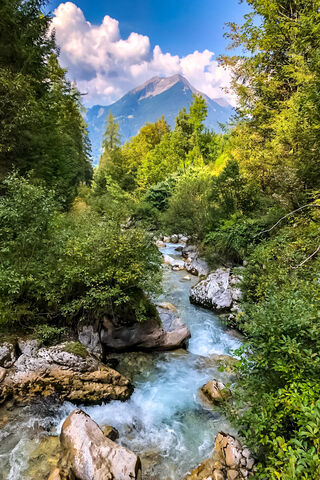 Serenity in the Mountains: Nature's Embrace 🌄💧