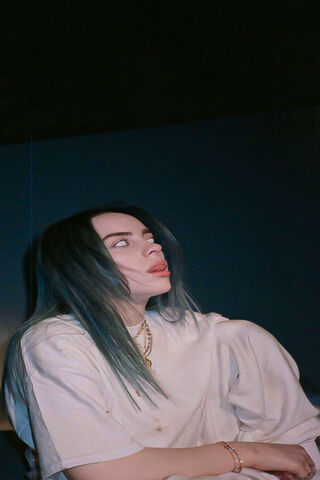 Billie Eilish: A Moment of Quirkiness 🎤✨