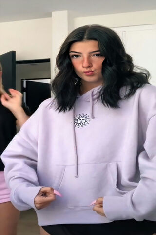 Chaarlii's Trendy Vibe 🌟