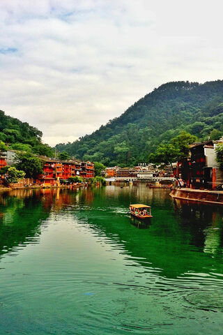 Serenity in Fenghuang: A Glimpse of Ancient China 🌊🏯