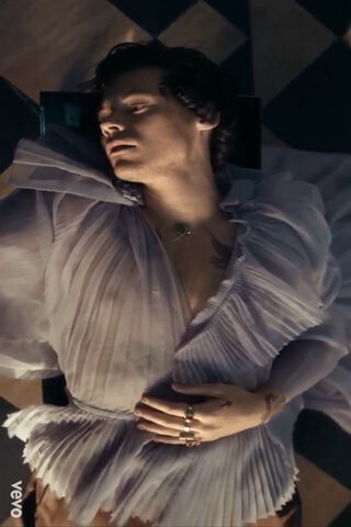 A Moment of Reflection: Harry Styles in 'Falling' 🌊✨