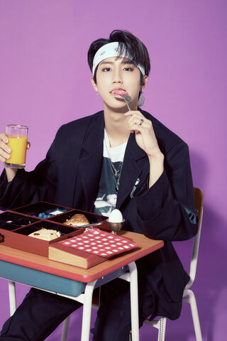 Han Jisung: A Taste of Style and Flavor! 🍽️✨