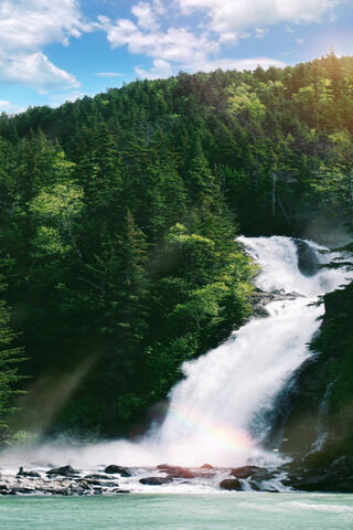 Nature's Power: The Majesty of Massive Falls 🌊🌈