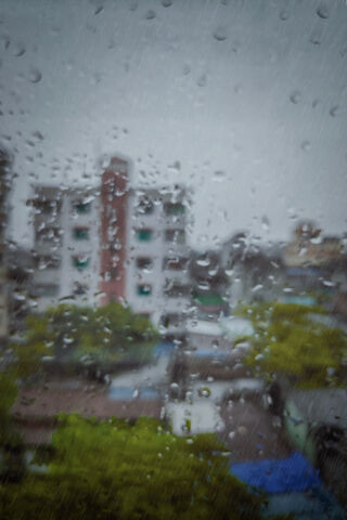 Melancholic Reflections: A Rainy Cityscape 🌧️🏙️