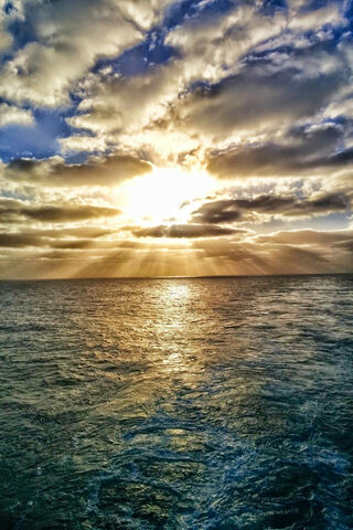 Golden Horizon: A Tranquil Evening by the Sea 🌅