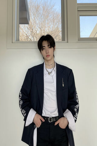 Sunghoon: The Stylish Trendsetter 🌟