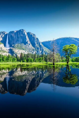 Nature's Mirror: A Serene Escape 🌄💧