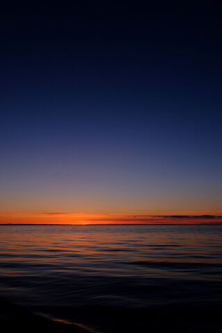 Dawn's Embrace: A Tranquil Horizon 🌅