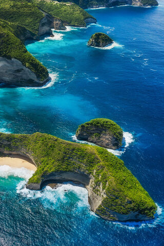 Paradise Awaits: The Tropical Green Islands 🌴🌊