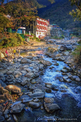 Tranquil Waters: A Serene Escape 🌊🏞️