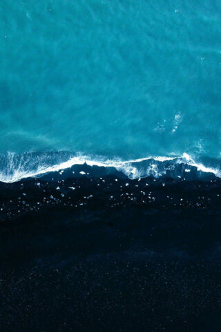 Ocean's Embrace: The Dance of Waves 🌊