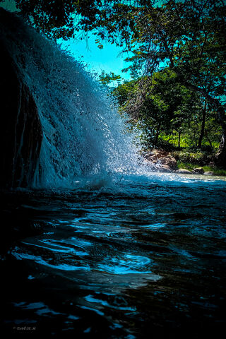 Nature's Cascade: A Serene Escape 🌊🌿