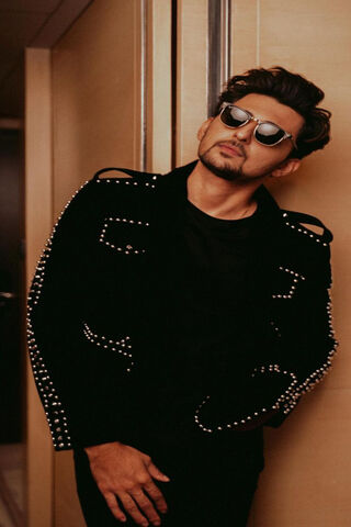 Darshan Raval: The Stylish Sensation 🎤✨