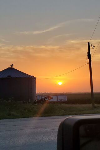 Golden Horizons: A Tranquil Iowa Evening 🌅