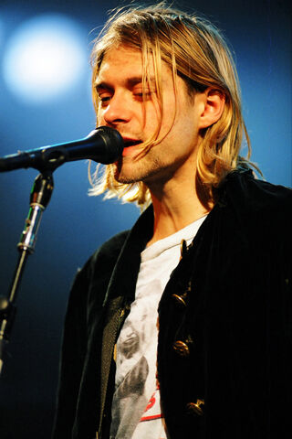 The Voice of a Generation: Kurt Cobain in Concert 🎤✨