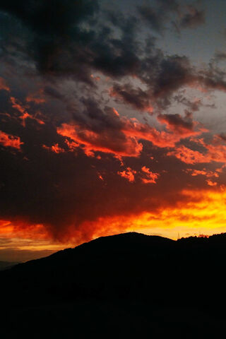 Fiery Horizon: A Sunset Spectacle 🌅🔥