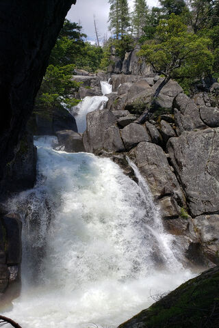 Yosemite's Majestic Waterfall 🌊🌲