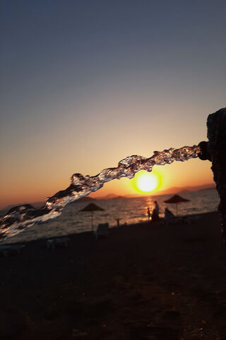 Golden Waves: A Serene Evening by the Sea 🌅💧