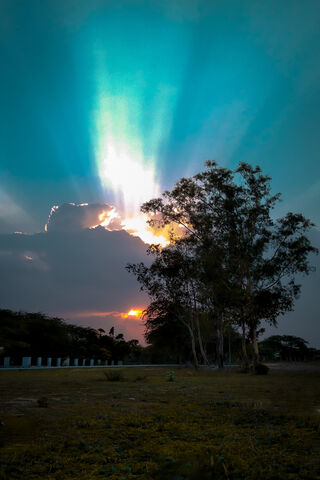 Radiant Embrace: Nature's Light Show 🌅✨