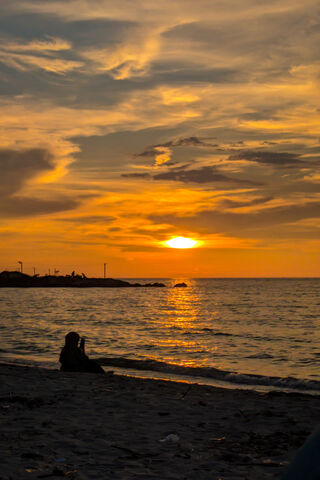 Sunset Serenity: Embracing the Ocean's Glow 🌅🌊